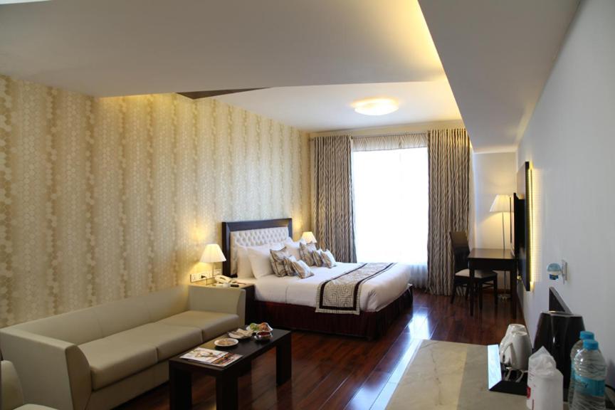 Treehouse Queens Pearl Ґурґаон Екстер'єр фото