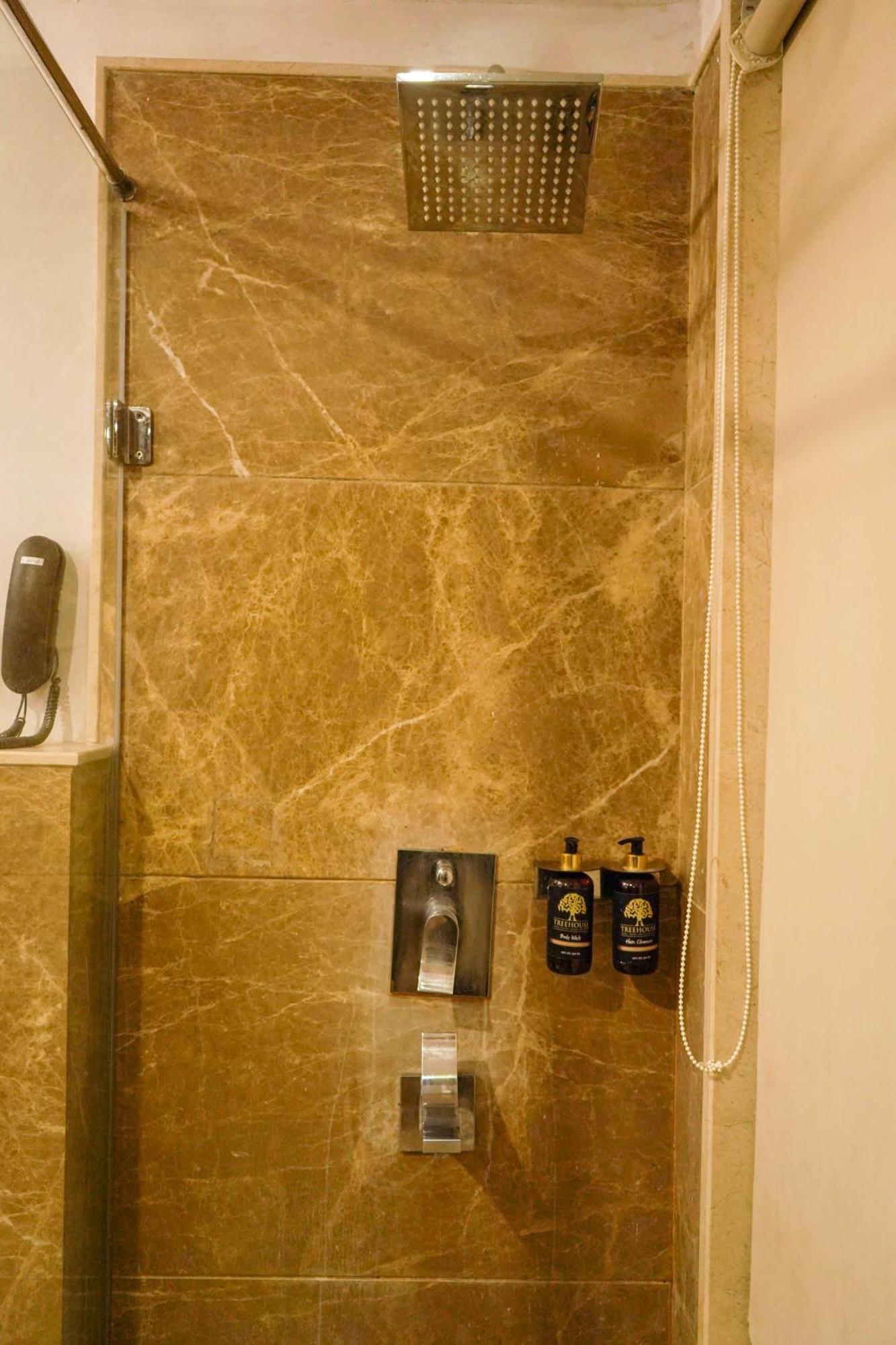 Treehouse Queens Pearl Ґурґаон Екстер'єр фото