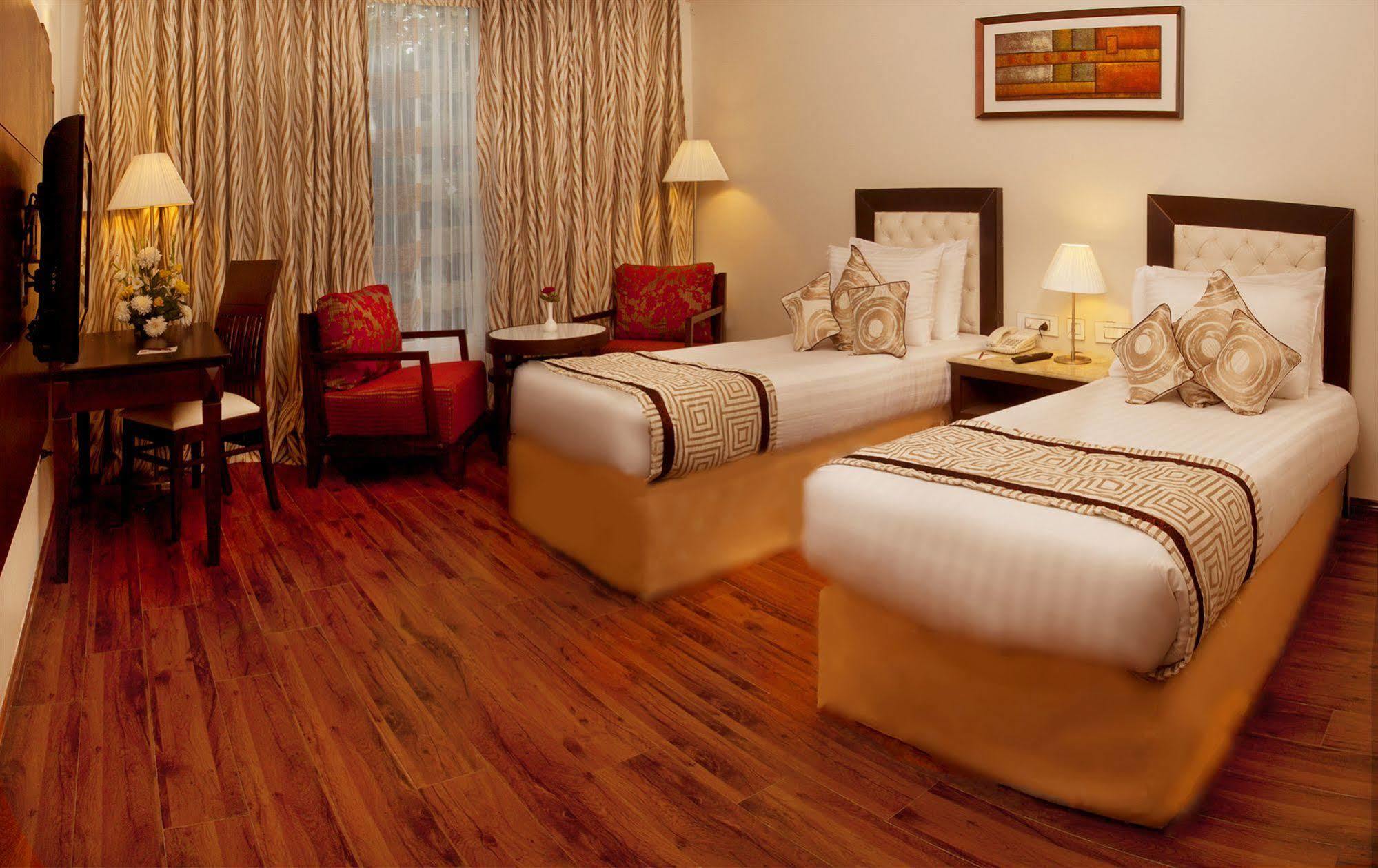 Treehouse Queens Pearl Ґурґаон Екстер'єр фото